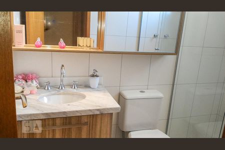 Banheiro de apartamento para alugar com 3 quartos, 75m² em Vila Jardim, Porto Alegre