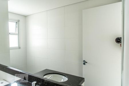 espelho banho social de apartamento para alugar com 3 quartos, 73m² em Alto Barroca, Belo Horizonte