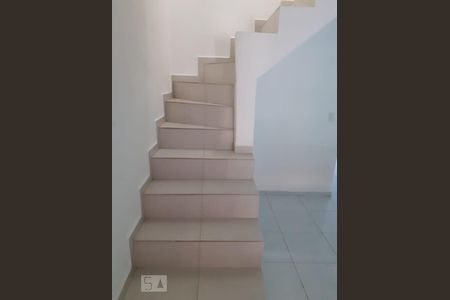 Casa à venda com 170m², 3 quartos e 1 vaga Casa à venda com 170m², 3 quartos e 1 vagaEscada