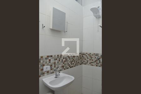 Banheiro de kitnet/studio para alugar com 1 quarto, 34m² em Fazendinha, Curitiba