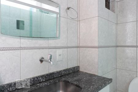 Detalhe banheiro de apartamento para alugar com 2 quartos, 60m² em Centro Cívico, Curitiba