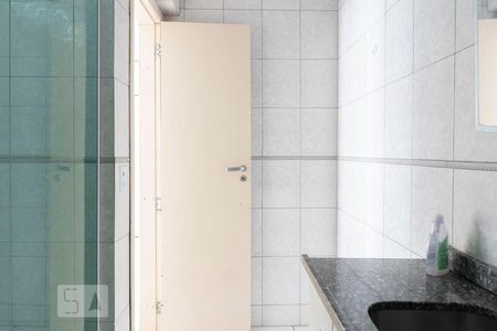 Detalhe banheiro de apartamento para alugar com 2 quartos, 60m² em Centro Cívico, Curitiba