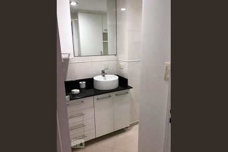 Banheiro de apartamento para alugar com 1 quarto, 52m² em Barra da Tijuca, Rio de Janeiro