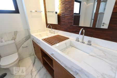 Apartamento para alugar com 360m², 4 quartos e 4 vagas Apartamento para alugar com 360m², 4 quartos e 4 vagasBanheiro da suíte 1