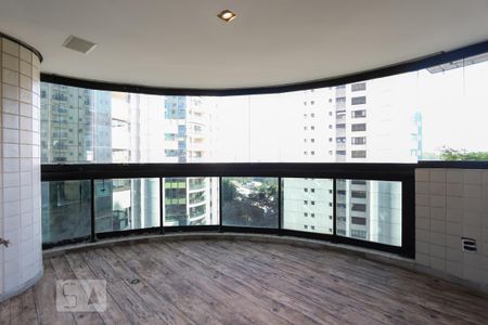 Apartamento para alugar com 360m², 4 quartos e 4 vagas Apartamento para alugar com 360m², 4 quartos e 4 vagasVaranda da sala