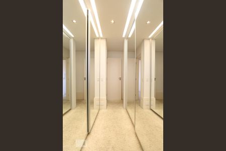 Apartamento para alugar com 360m², 4 quartos e 4 vagas Apartamento para alugar com 360m², 4 quartos e 4 vagasSuíte 1 - Closet
