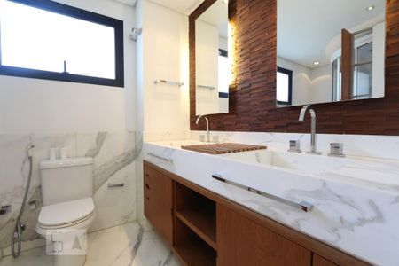 Apartamento para alugar com 360m², 4 quartos e 4 vagas Apartamento para alugar com 360m², 4 quartos e 4 vagasBanheiro da suíte 1