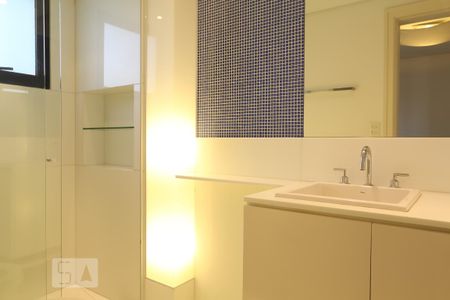 Apartamento para alugar com 360m², 4 quartos e 4 vagas Apartamento para alugar com 360m², 4 quartos e 4 vagasBanheiro da suíte 3