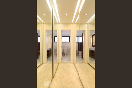Apartamento para alugar com 360m², 4 quartos e 4 vagas Apartamento para alugar com 360m², 4 quartos e 4 vagasSuíte 1 - Closet