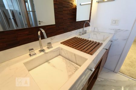 Apartamento para alugar com 360m², 4 quartos e 4 vagas Apartamento para alugar com 360m², 4 quartos e 4 vagasBanheiro da suíte 1