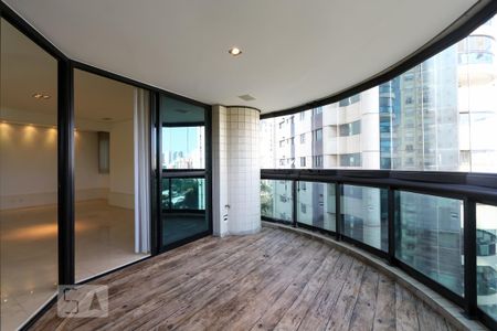 Apartamento para alugar com 360m², 4 quartos e 4 vagas Apartamento para alugar com 360m², 4 quartos e 4 vagasVaranda da sala