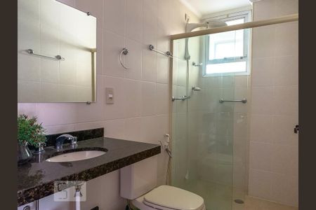 Banheiro de apartamento para alugar com 2 quartos, 115m² em Cambuí, Campinas