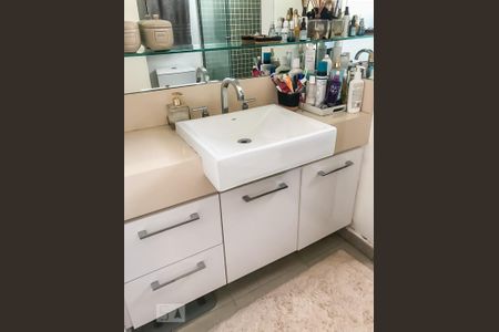Apartamento à venda com 70m², 1 quarto e 2 vagas Apartamento à venda com 70m², 1 quarto e 2 vagasBanheiro Suíte