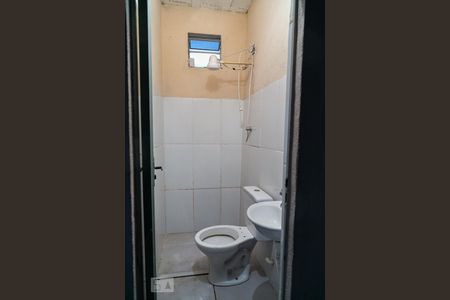 Banheiro de kitnet/studio para alugar com 1 quarto, 18m² em Pompéia, Belo Horizonte
