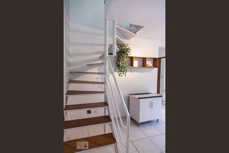 Apartamento à venda com 80m², 2 quartos e 2 vagas Apartamento à venda com 80m², 2 quartos e 2 vagasEscada