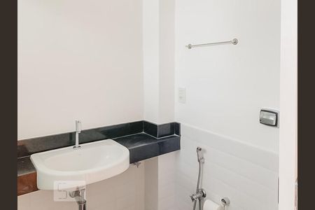 Banheiro de kitnet/studio para alugar com 1 quarto, 28m² em Glória, Rio de Janeiro