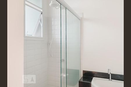 Banheiro de kitnet/studio para alugar com 1 quarto, 28m² em Glória, Rio de Janeiro