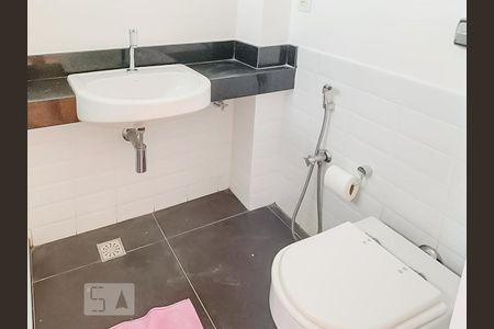 Banheiro de kitnet/studio para alugar com 1 quarto, 28m² em Glória, Rio de Janeiro