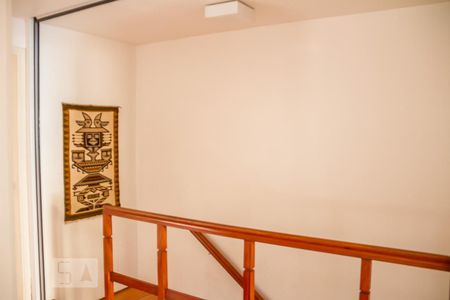 Escada de casa para alugar com 3 quartos, 146m² em Jardim das Acácias, São Paulo