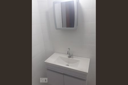 Banheiro de casa para alugar com 2 quartos, 80m² em Quitaúna, Osasco