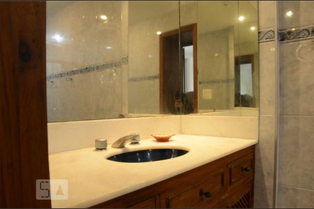 Apartamento à venda com 210m², 4 quartos e 3 vagasBanheiro da Suíte 01