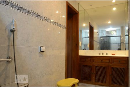 Apartamento à venda com 210m², 4 quartos e 3 vagasBanheiro da Suíte 01