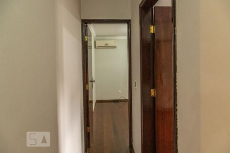 Corredor de casa para alugar com 3 quartos, 205m² em Vila Nhocune, São Paulo