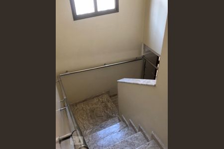 Escadas de casa para alugar com 3 quartos, 128m² em Jardim Taboão, São Paulo