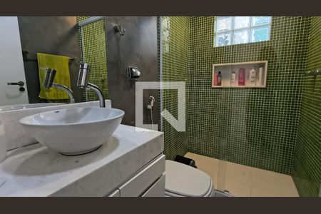 Banheiro da Suíte 1 de casa de condomínio para alugar com 4 quartos, 275m² em Barra da Tijuca, Rio de Janeiro