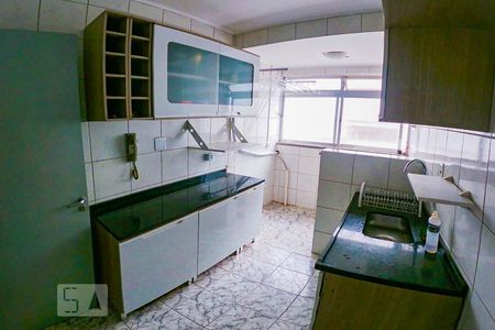 Cozinha  de apartamento à venda com 1 quarto, 46m² em Vila Ipiranga, Porto Alegre