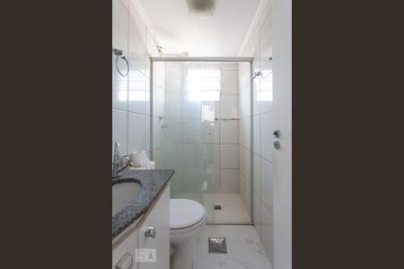 Banheiro de apartamento à venda com 2 quartos, 57m² em Vila Industrial, Campinas
