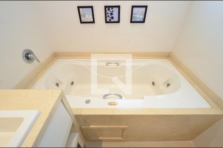 Apartamento à venda com 205m², 4 quartos e 4 vagas Apartamento à venda com 205m², 4 quartos e 4 vagasBanheiro da Suíte 2