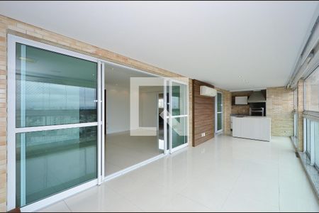 Apartamento à venda com 205m², 4 quartos e 4 vagas Apartamento à venda com 205m², 4 quartos e 4 vagasVaranda gourmet