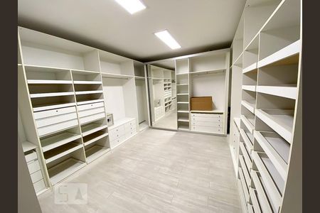 Casa à venda com 871m², 5 quartos e 6 vagas Casa à venda com 871m², 5 quartos e 6 vagasCloset da suíte 1