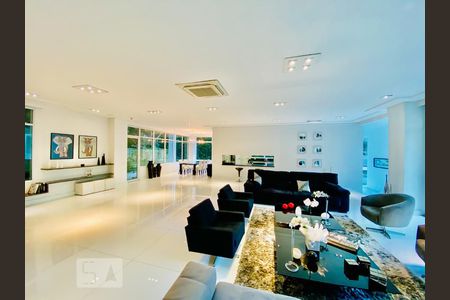 Casa à venda com 871m², 5 quartos e 6 vagas Casa à venda com 871m², 5 quartos e 6 vagasSala