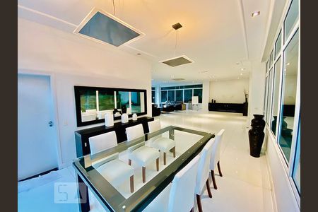 Casa à venda com 871m², 5 quartos e 6 vagas Casa à venda com 871m², 5 quartos e 6 vagasSala de jantar