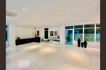 Casa à venda com 871m², 5 quartos e 6 vagas Casa à venda com 871m², 5 quartos e 6 vagasSala