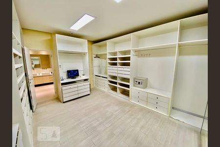 Casa à venda com 871m², 5 quartos e 6 vagas Casa à venda com 871m², 5 quartos e 6 vagasCloset da suíte 1