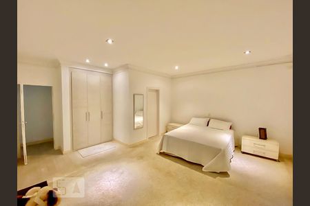 Casa à venda com 871m², 5 quartos e 6 vagas Casa à venda com 871m², 5 quartos e 6 vagasSuíte 2