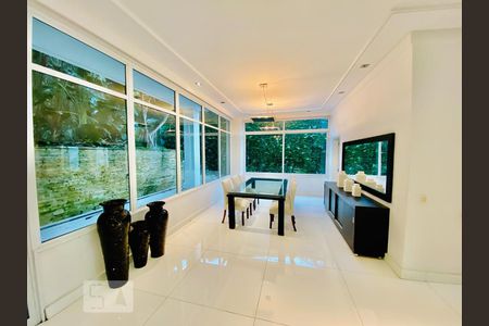 Casa à venda com 871m², 5 quartos e 6 vagas Casa à venda com 871m², 5 quartos e 6 vagasSala