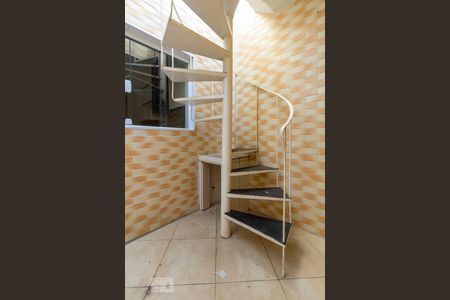 Casa à venda com 220m², 2 quartos e 1 vagaEscada