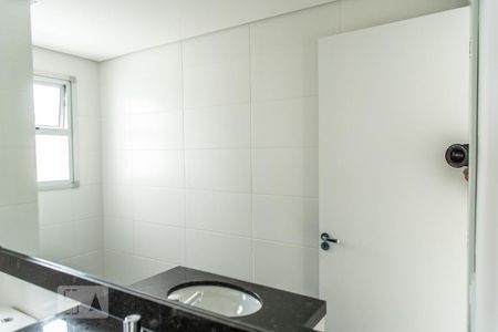 espelho do banheiro de apartamento para alugar com 3 quartos, 73m² em Alto Barroca, Belo Horizonte