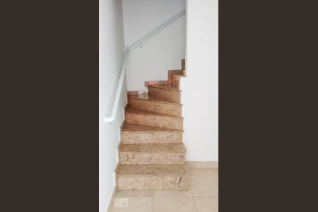 Escada de casa para alugar com 2 quartos, 113m² em Interlagos, São Paulo