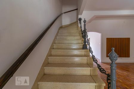 Casa para alugar com 190m², 3 quartos e 2 vagas Casa para alugar com 190m², 3 quartos e 2 vagasEscada