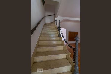 Casa para alugar com 190m², 3 quartos e 2 vagas Casa para alugar com 190m², 3 quartos e 2 vagasEscada