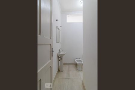Casa para alugar com 190m², 3 quartos e 2 vagas Casa para alugar com 190m², 3 quartos e 2 vagasBanheiro Corredor