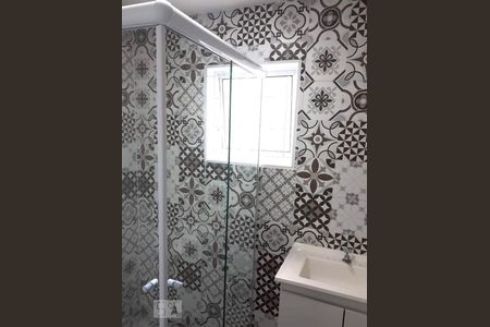 Banheiro de casa para alugar com 1 quarto, 28m² em Vila Guarani (z Sul), São Paulo