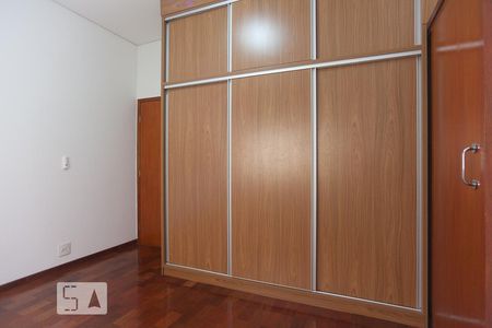 Casa de condomínio à venda com 265m², 4 quartos e 2 vagas Casa de condomínio à venda com 265m², 4 quartos e 2 vagasQuarto 1