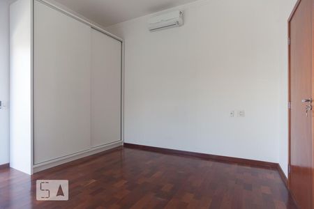 Casa de condomínio à venda com 265m², 4 quartos e 2 vagas Casa de condomínio à venda com 265m², 4 quartos e 2 vagasSuíte 2