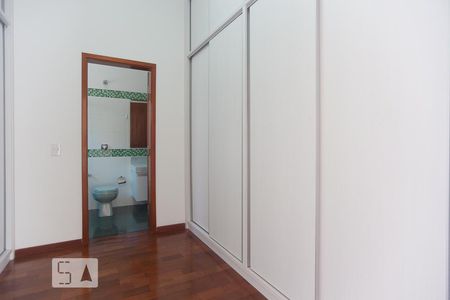 Casa de condomínio à venda com 265m², 4 quartos e 2 vagas Casa de condomínio à venda com 265m², 4 quartos e 2 vagasSuíte 1